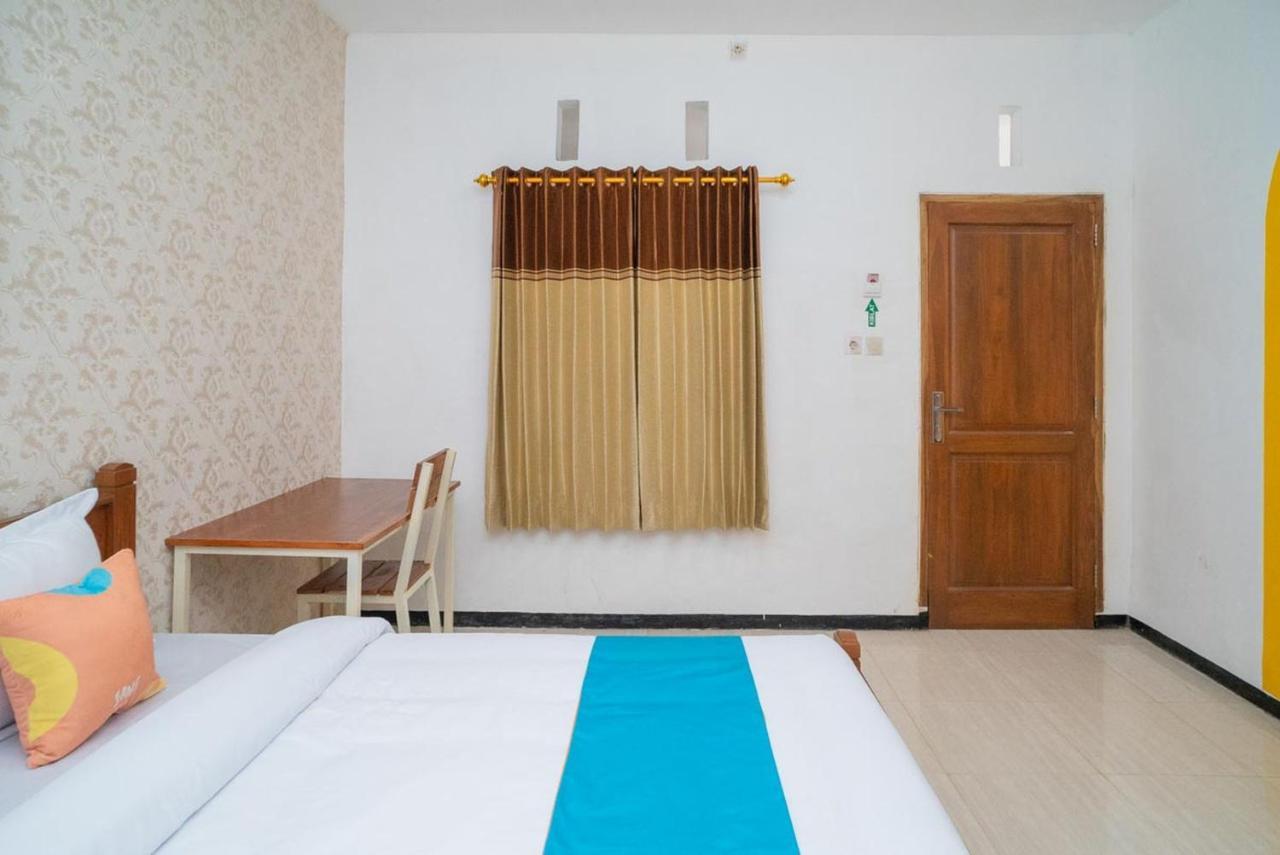 Sans Hotel Queen Batu Sumber Brantas Zewnętrze zdjęcie