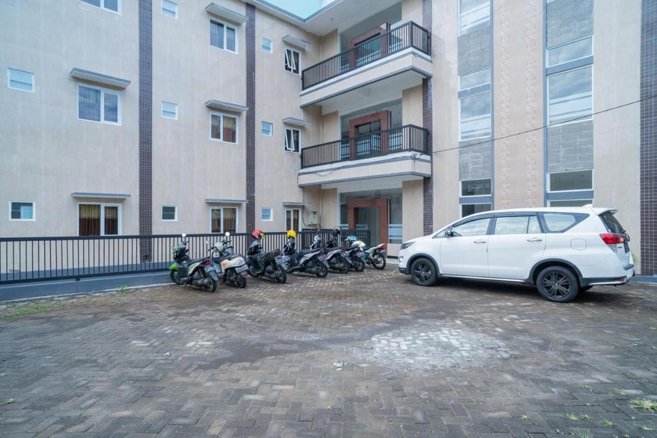 Sans Hotel Queen Batu Sumber Brantas Zewnętrze zdjęcie