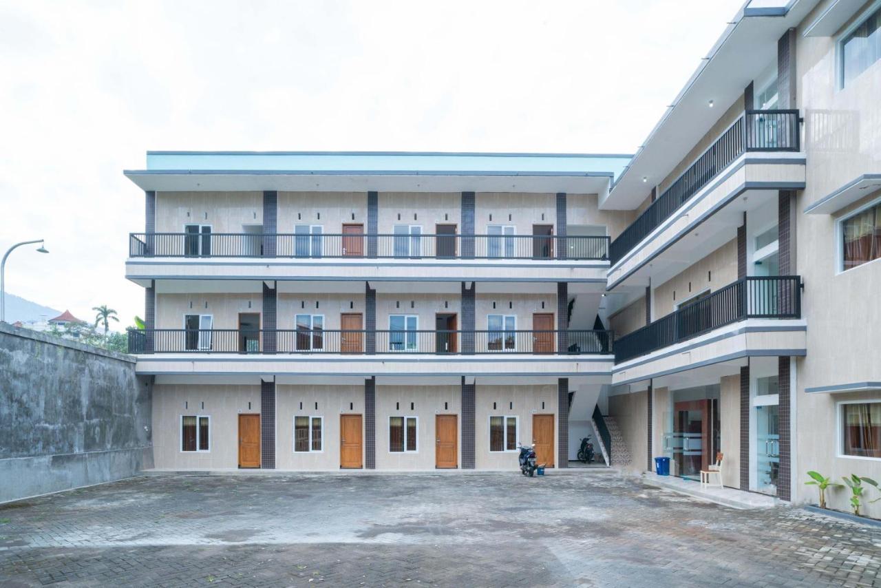 Sans Hotel Queen Batu Sumber Brantas Zewnętrze zdjęcie